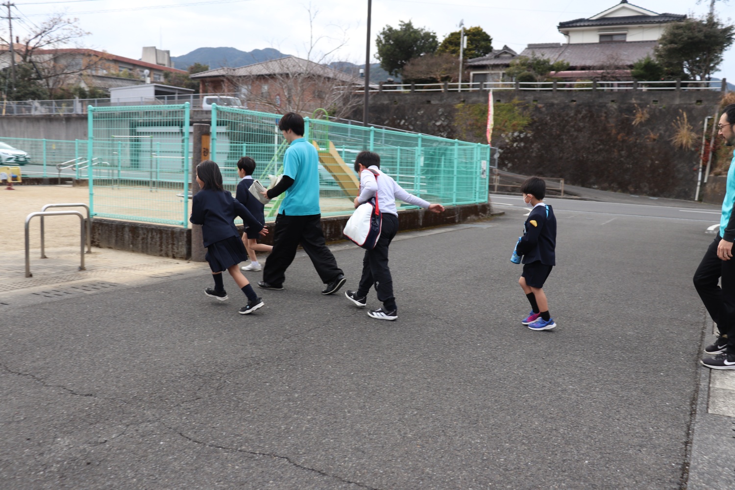 施設目の前の公園へ移動