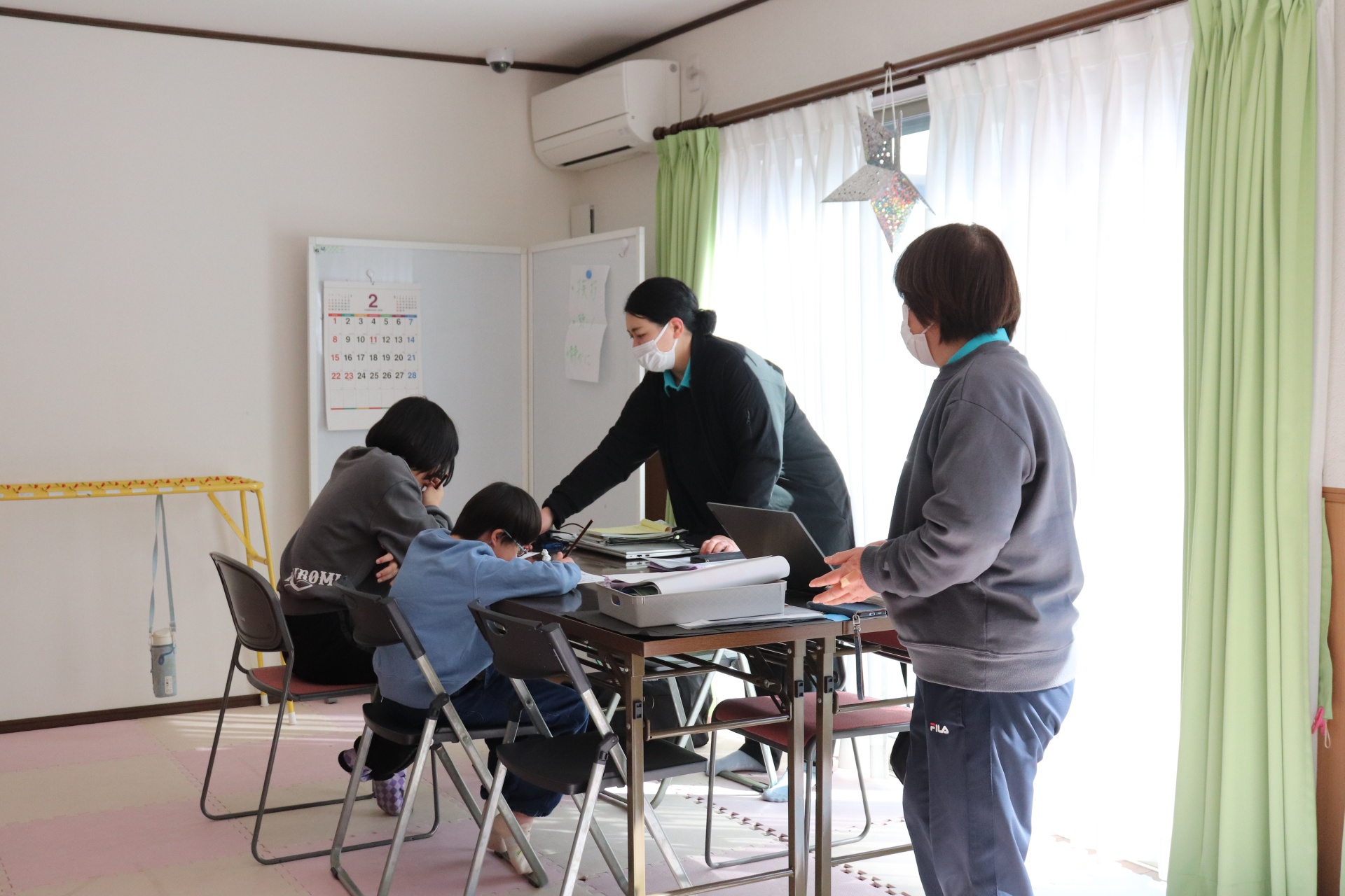 スモールステップ支援:：宿題を細かく区切り、達成感を感じやすくします