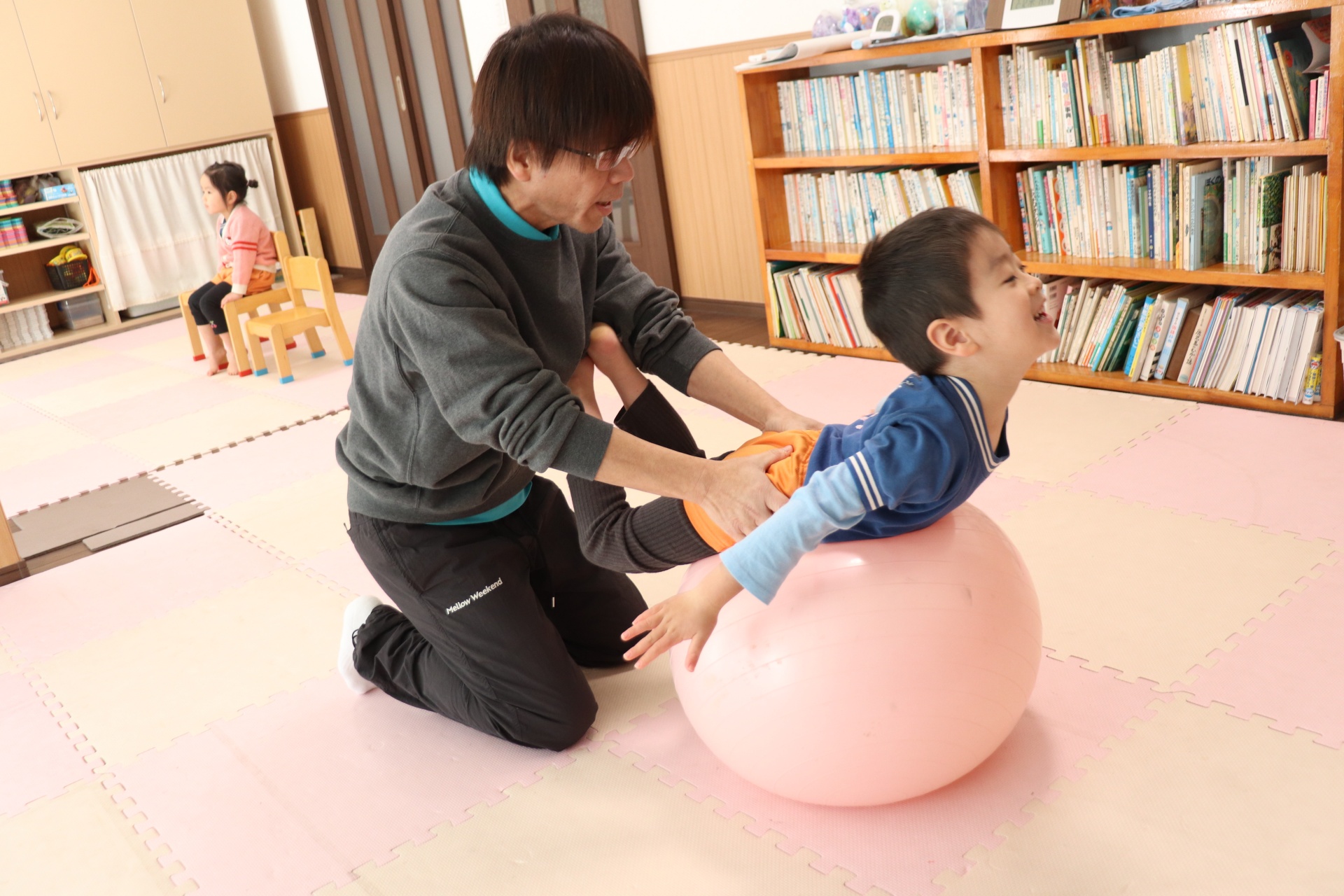 感覚統合を意識した遊び：体を使い、感覚を整え、姿勢を育てます