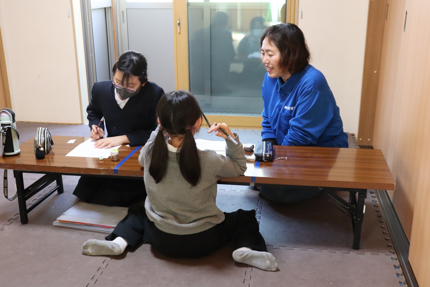 宿題や自習を行い、自主的に学ぶ習慣を身につけます