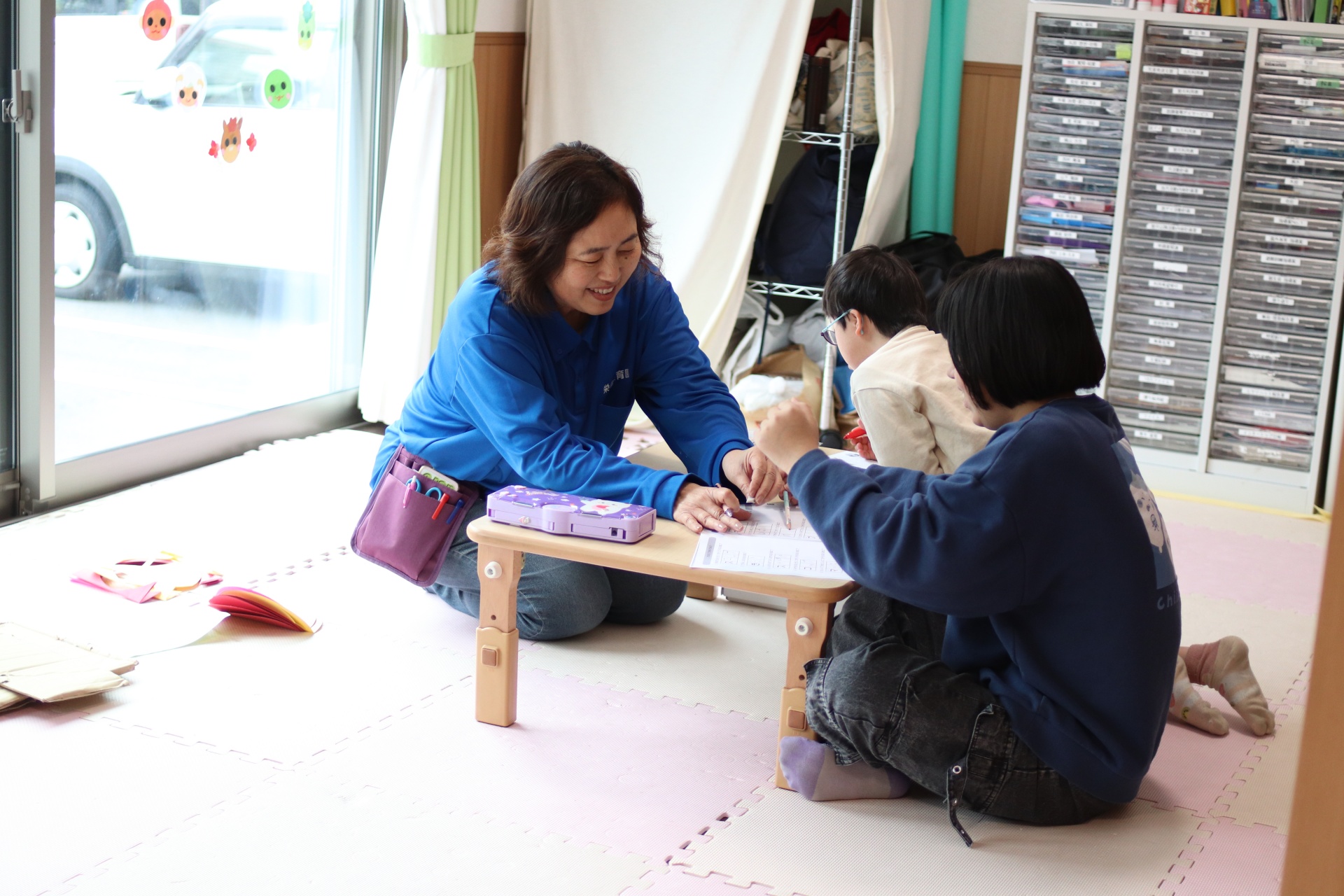 学習支援：基礎学力や社会生活のスキルを育みます