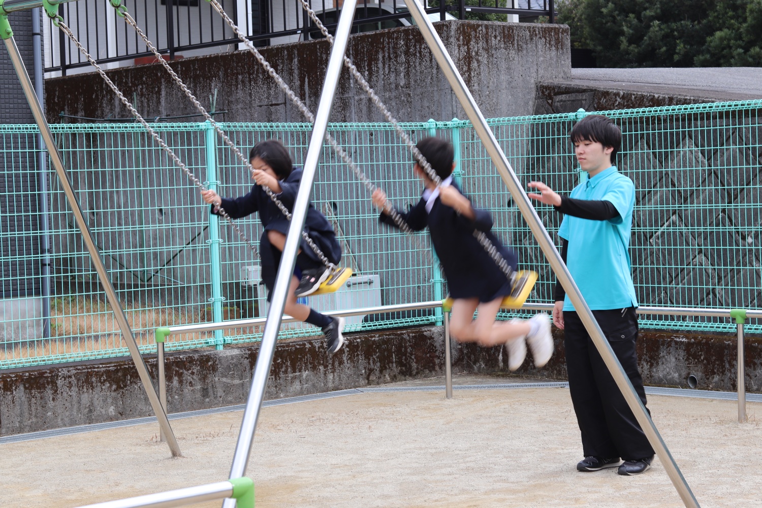 自由遊び：遊びや集団生活を通して成長を促します