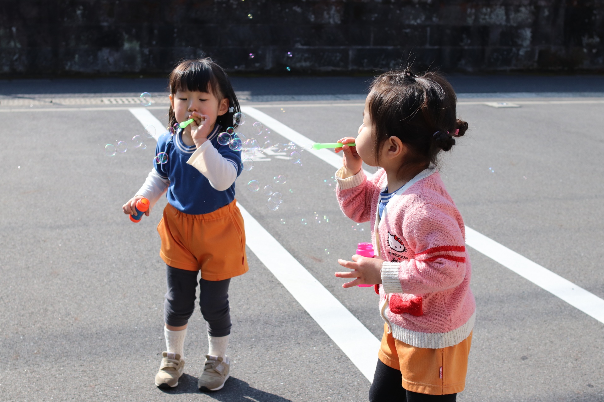 コミュニケーション: 「もっとやって」といった要求を引き出します