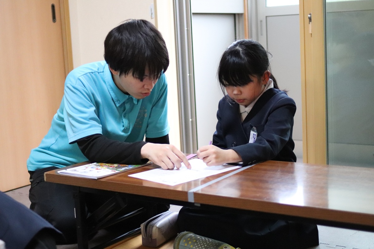 宿題や自習を行い、自主的に学ぶ習慣を身につけます