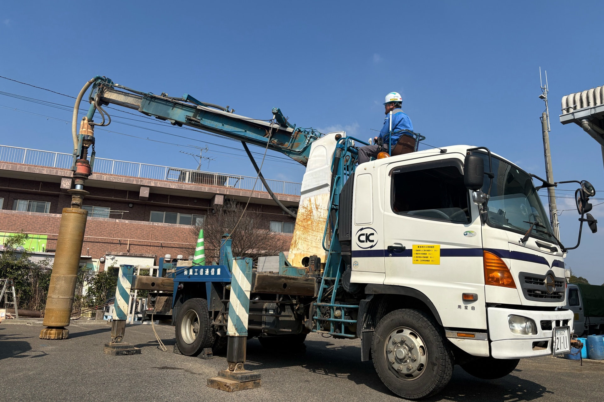電柱を支える、基礎を掘る仕事
