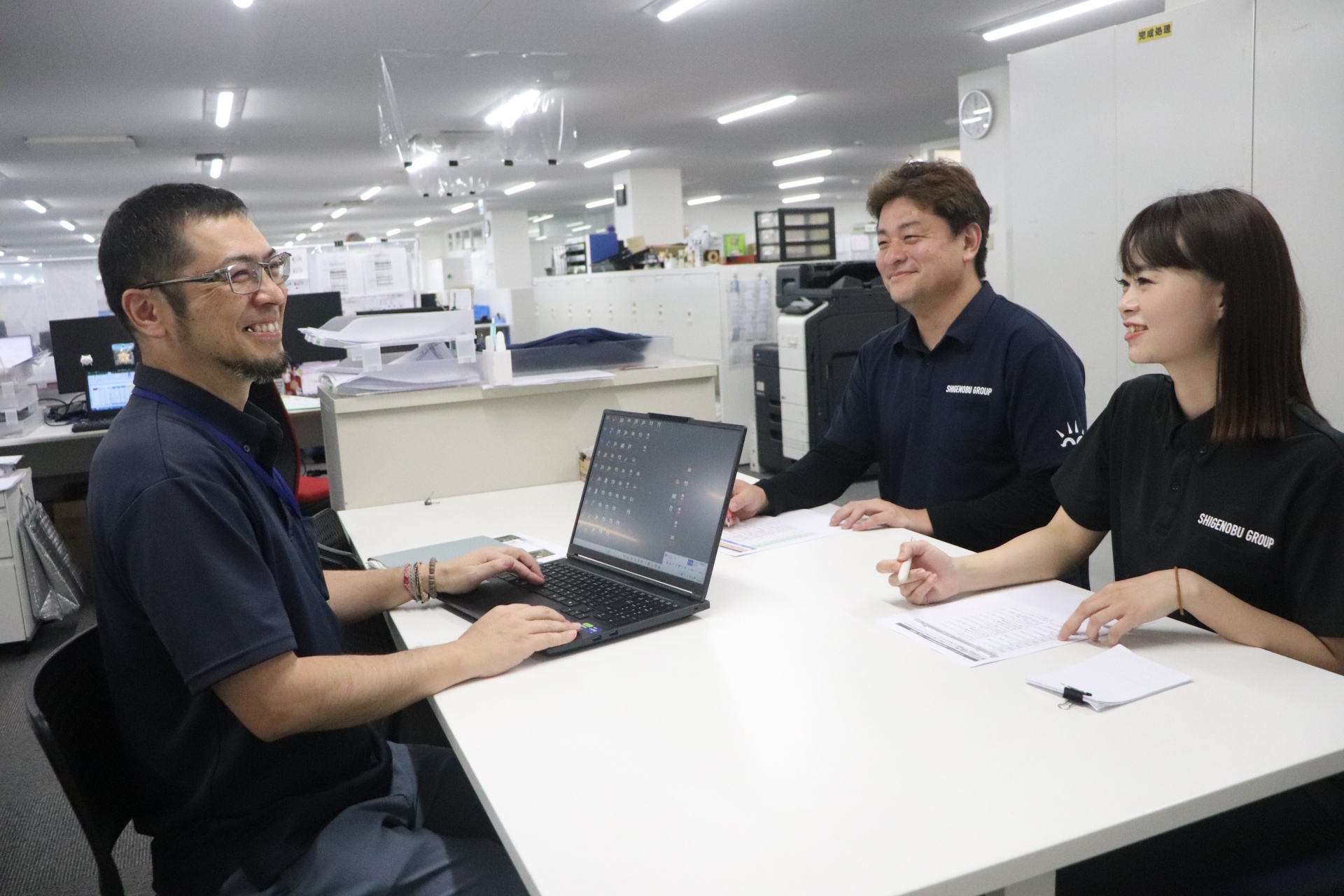 知恵を出し合う設計部のミーティング