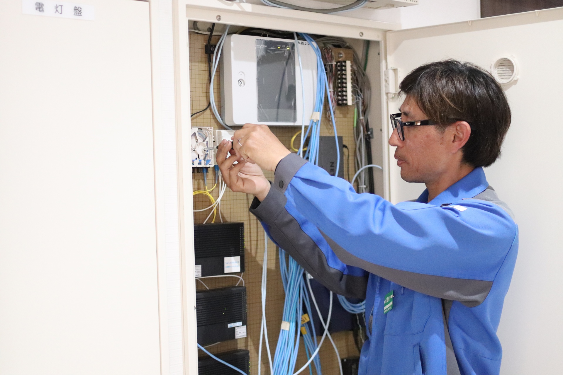 電気をつなぐ分電盤の配線作業