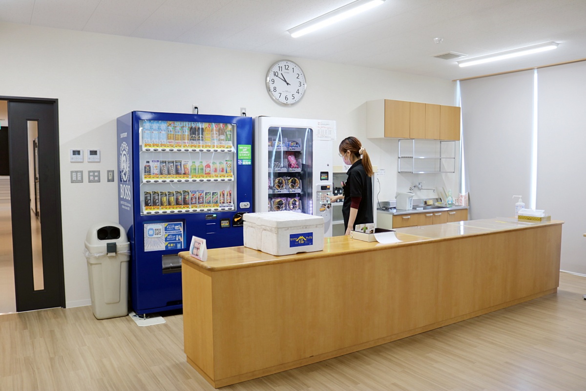 明るく開放感ある食堂（大型休憩室）