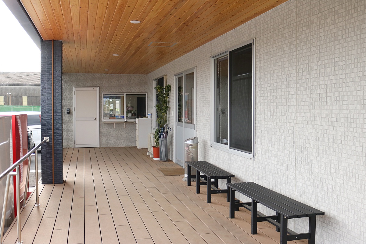 出発前に、仕事終わりに…癒しのウッドデッキ