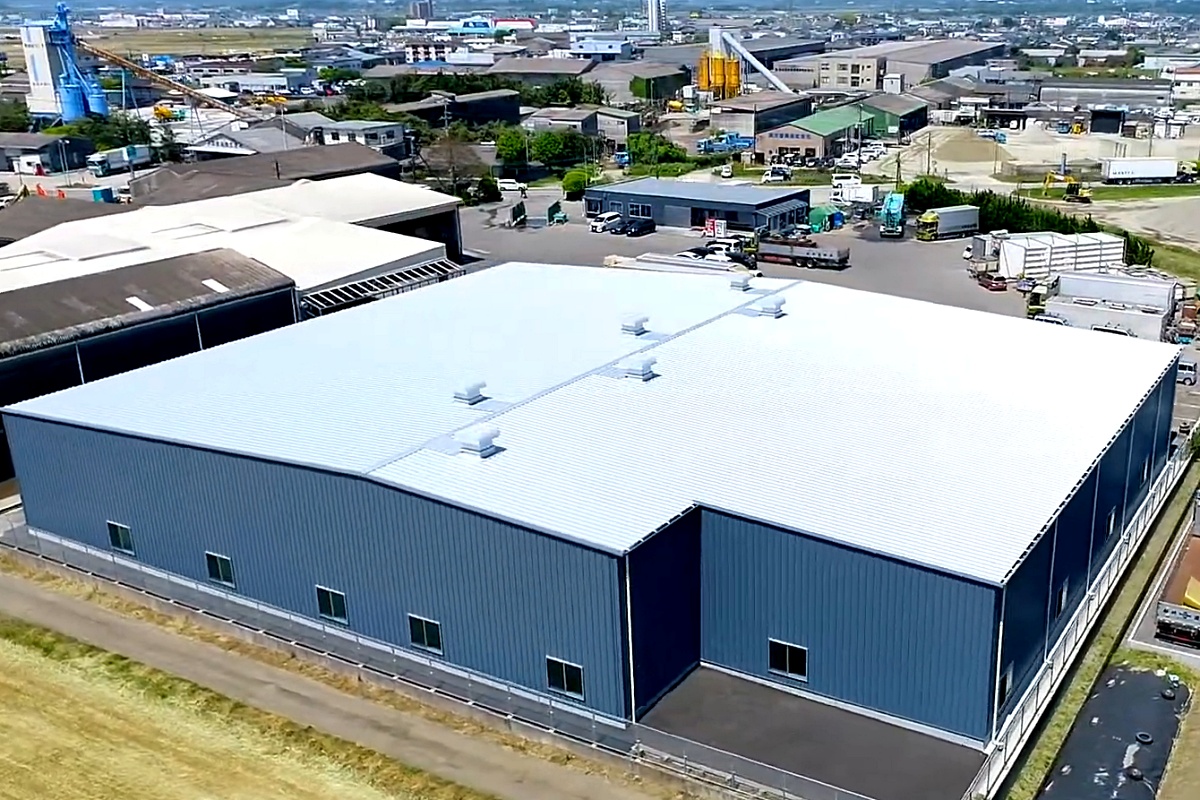 自社敷地内に2020年新設された約600坪の倉庫（都城市立地企業認定）
