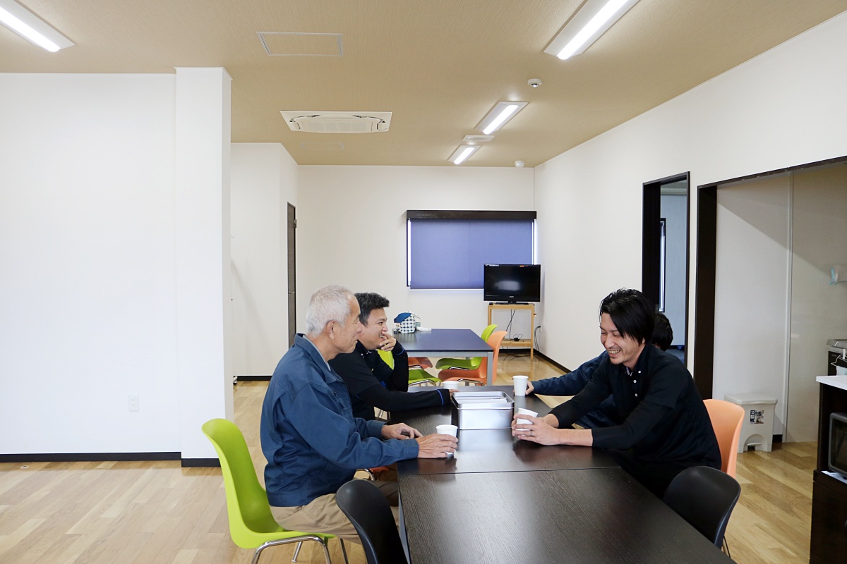 くつろぎスペースの明るい休憩室