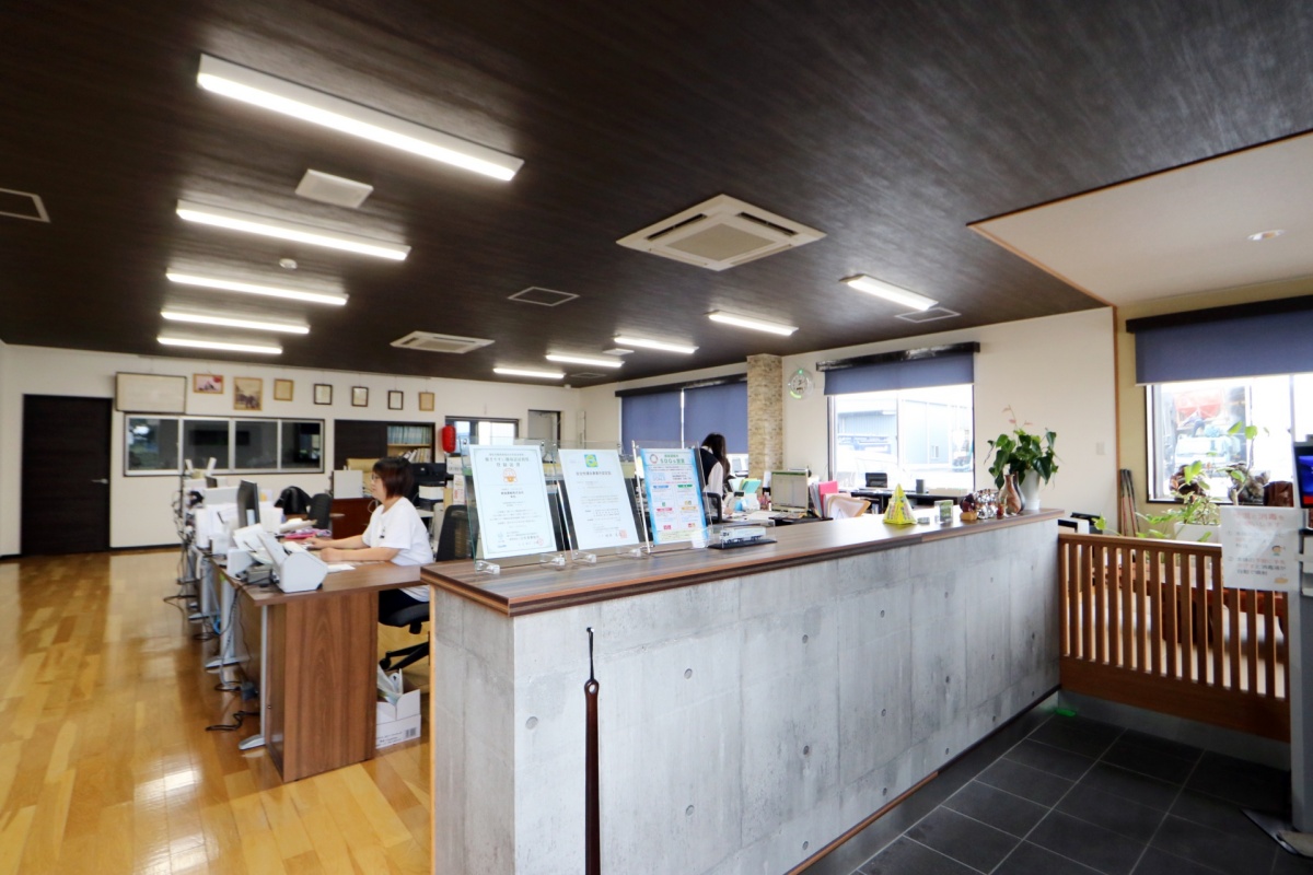 モダンな色調で統一されたオフィス