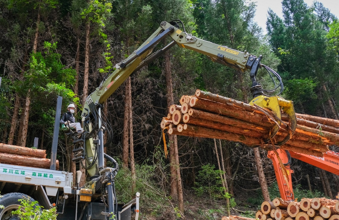 丸太のUFOキャッチャー、グラップル付きトラック