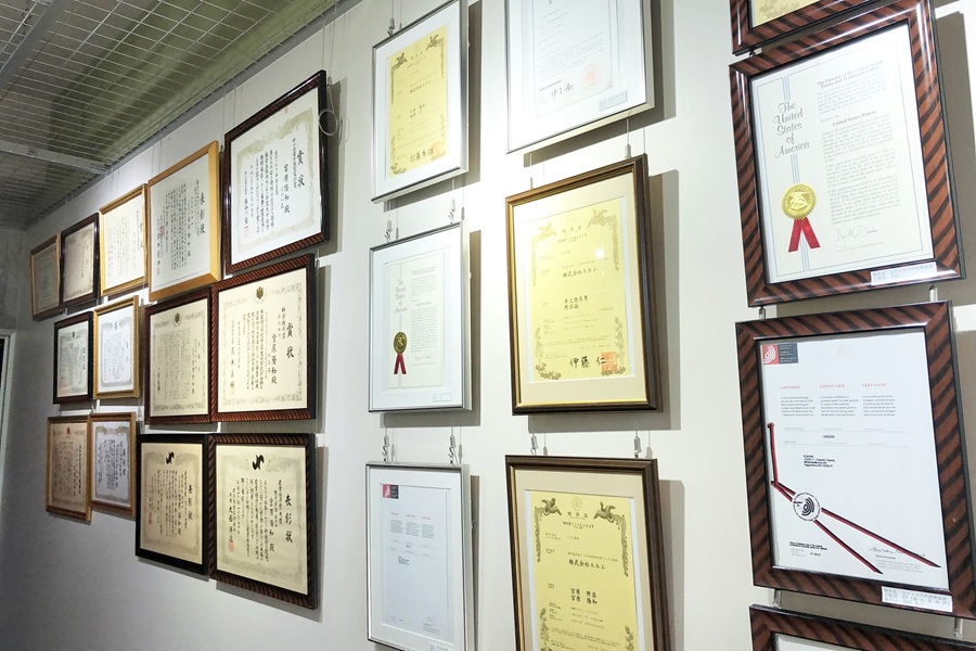 たくさんの表彰状や楯などの受賞歴