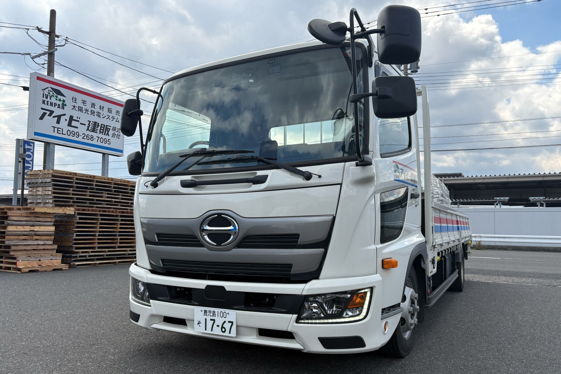 建築現場や販売店へ配送するドライバー