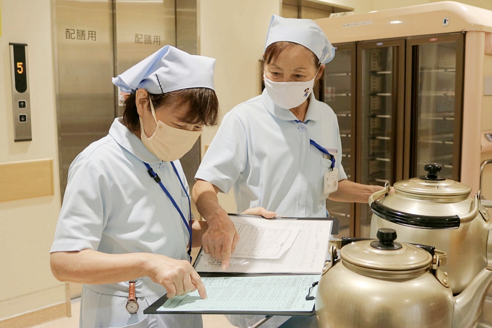 入院患者さんへの食事の配膳など、身の回りをサポートする看護補助業務