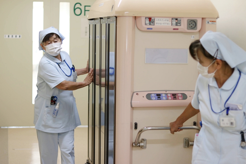 私たちは医療行為から一歩離れた場所からチーム医療を支えています