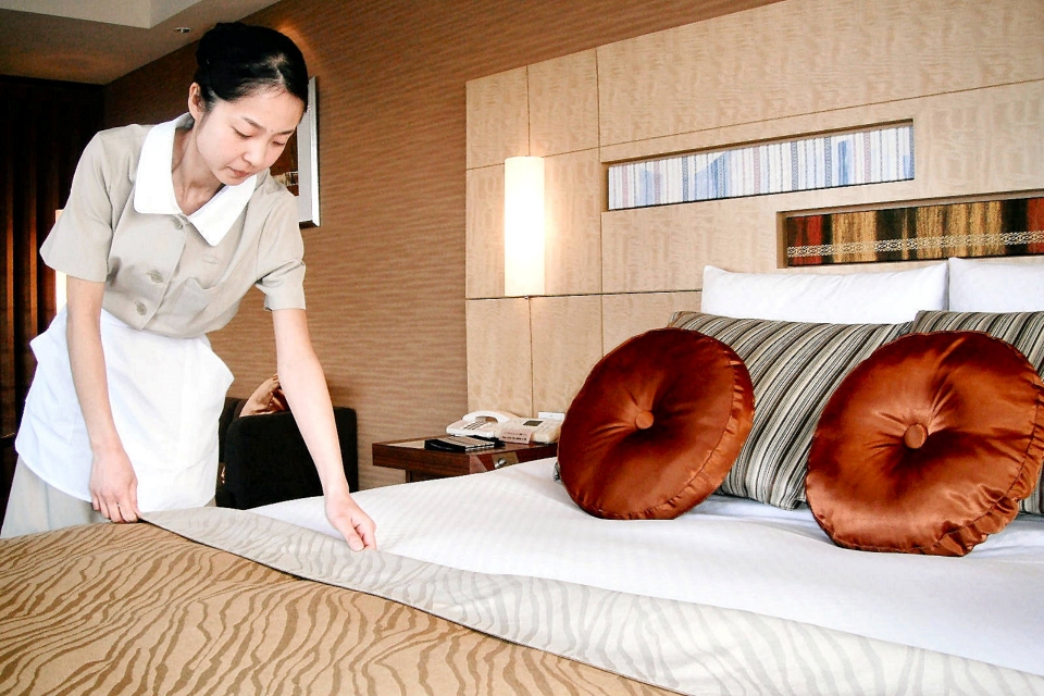 ベッド作りから水廻り清掃、備品補充までを行うベッドメイキング