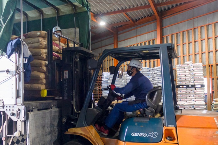 フォークリフトを使用して飼料を詰め込みます