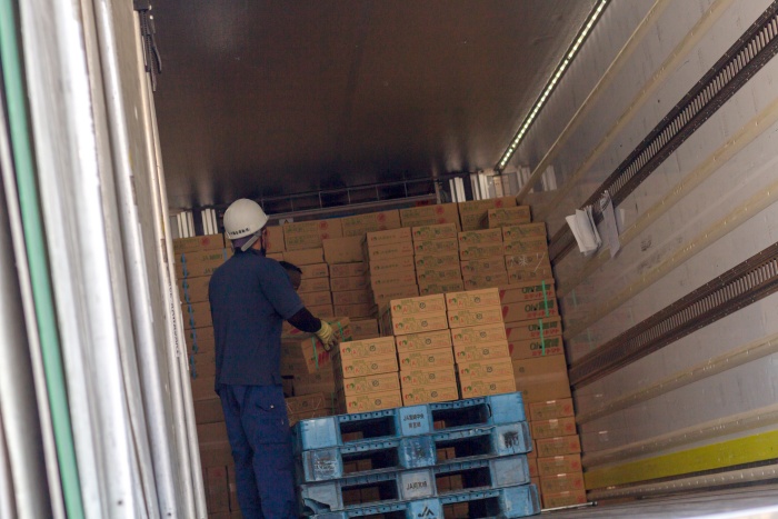 フォークリフトで荷台に載せたあとに手作業で丁寧に積み込みます