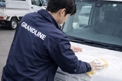 最高のコンディションの車を提供するために入念に洗車します