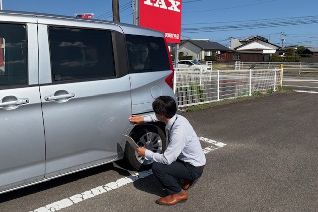 車を査定する際は隅々まで確認し、適正な価格を提示します