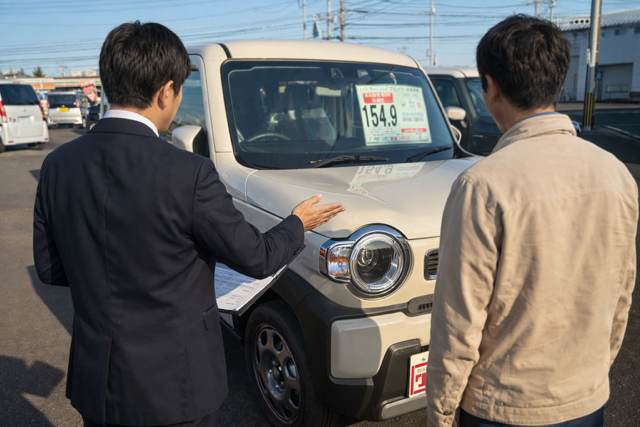 実際に車を見てもらいながらお客様へ説明します