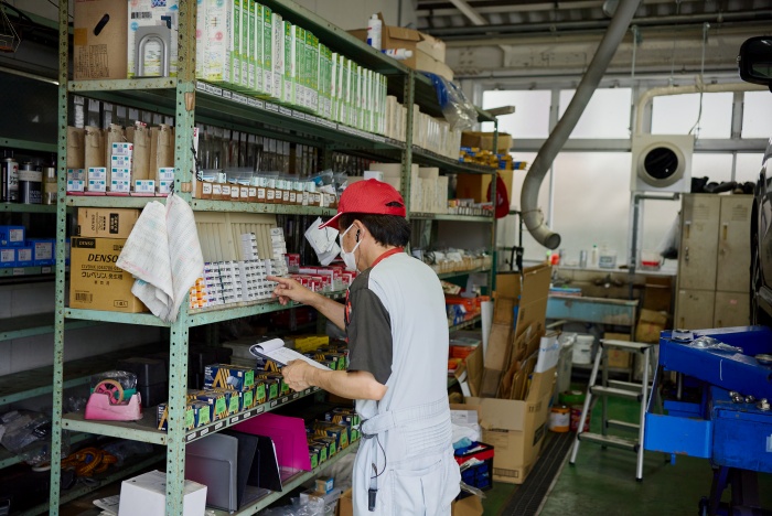 作業指示書を確認しながら、必要な工具や部品を揃えます