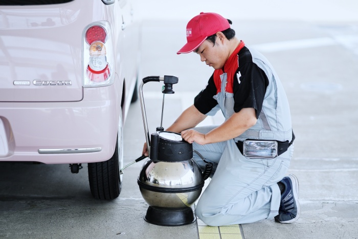 お客様のご要望に沿ってタイヤの空気圧点検を行い、適性な空気圧へ調整します