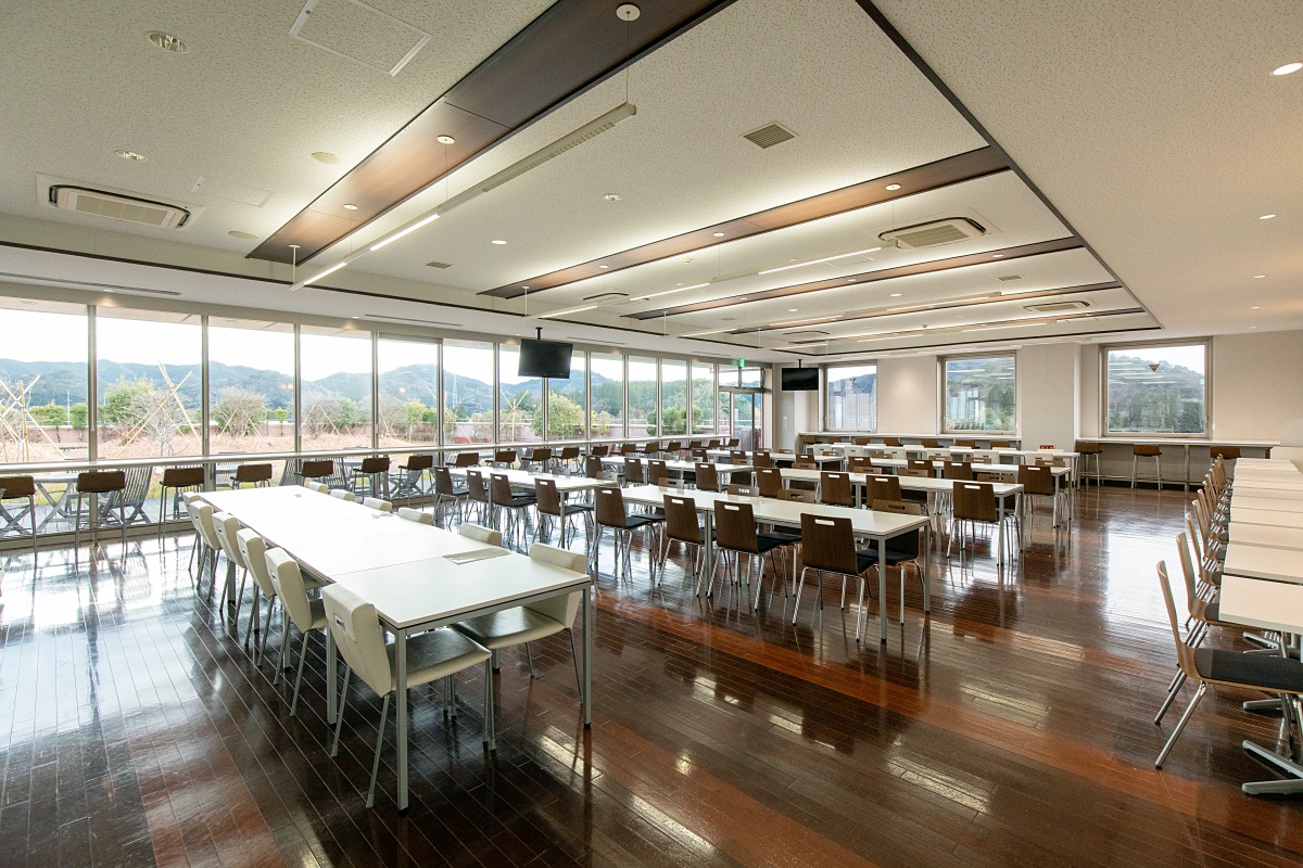 屋上庭園につながるリフレッシュラウンジ