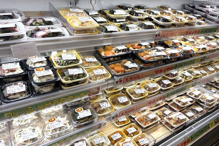 数百種類におよぶ食品トレイで地域の「食」を下支え