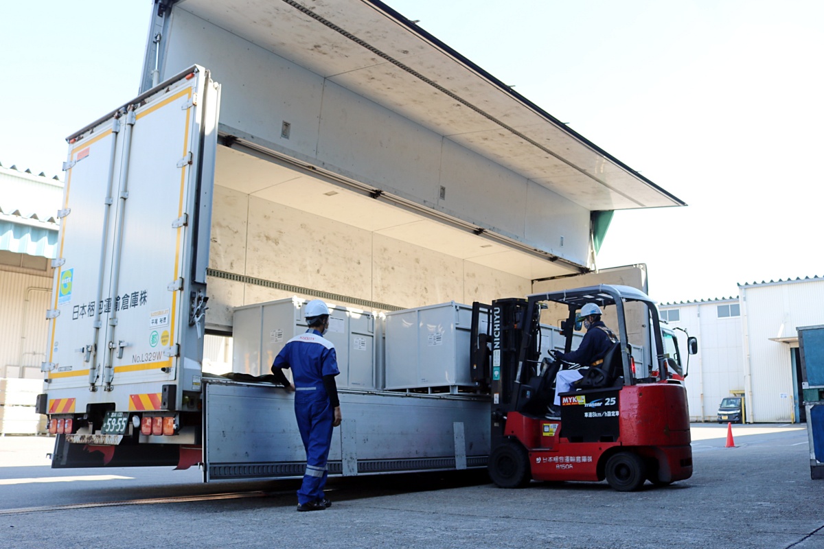 フォークリフトが活躍する大量の貨物輸送