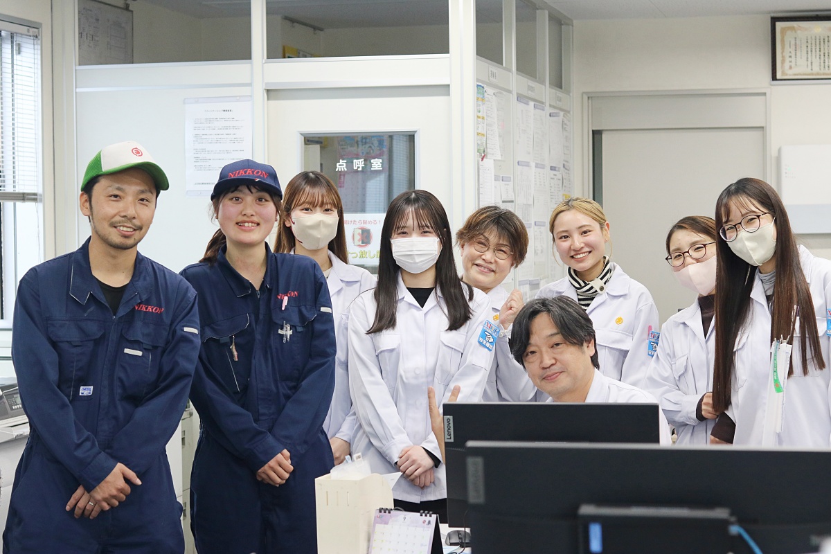 笑顔が溢れる明るいオフィスメンバー