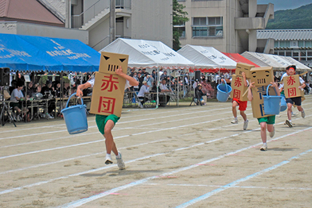 熊本の高校に段ボールロボ寄贈
