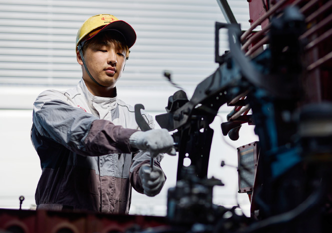 整備：高い技術力で、安全運行を実現します。