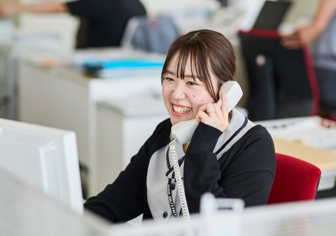 事務：円滑な業務遂行を社内外の連携でアシストします。