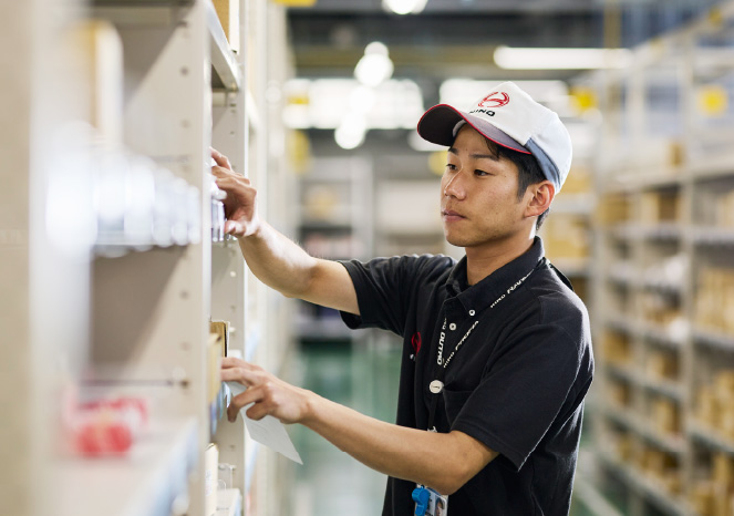 部品：数多の部品から必要なものを迅速・正確に供給します。