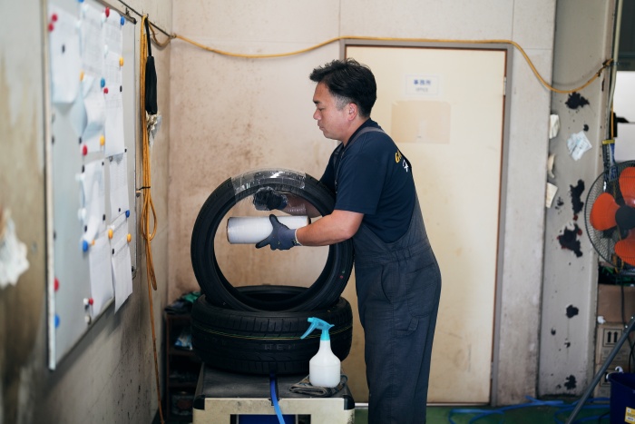 トラックに積み込む前の出荷準備として、タイヤの梱包を行います