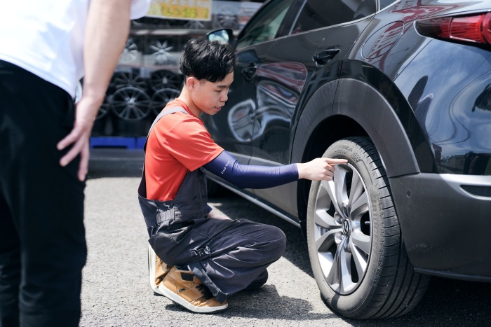 タイヤの状態をお見せしながら、交換や点検内容をご案内します