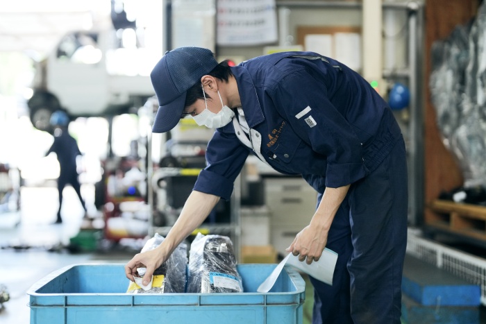 【部品の取り外しスタッフ】商品化したリサイクルパーツを梱包し、商品倉庫に保管します