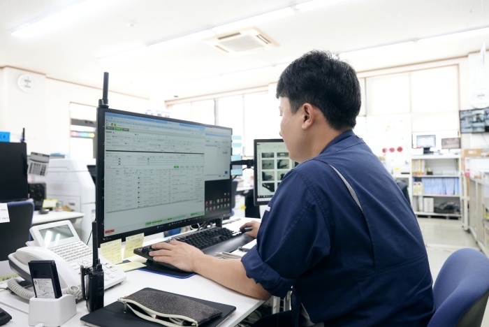 【問い合わせ対応スタッフ】お客様からお問い合わせいただいた内容を基に、必要な部品や在庫情報を調べてお伝えします