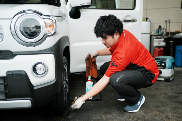 返却いただいた車両に異常がないか確認しながら、綺麗に磨いていきます