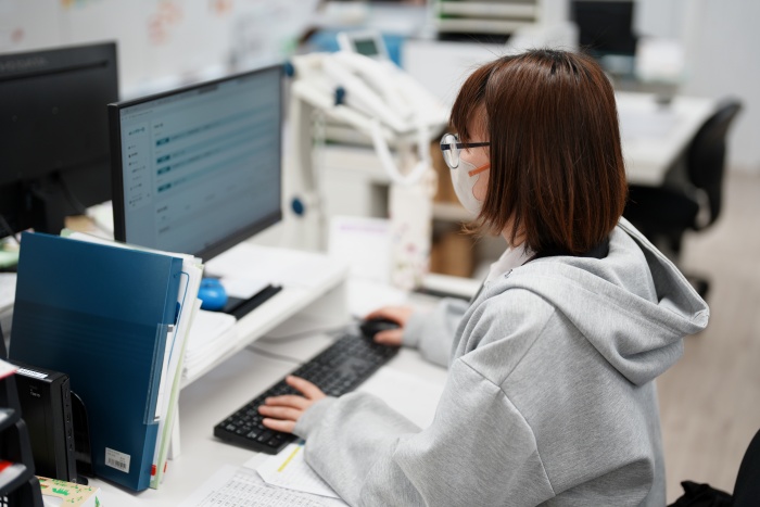 システムを使用しスケジュール管理や金額の入力などを行います