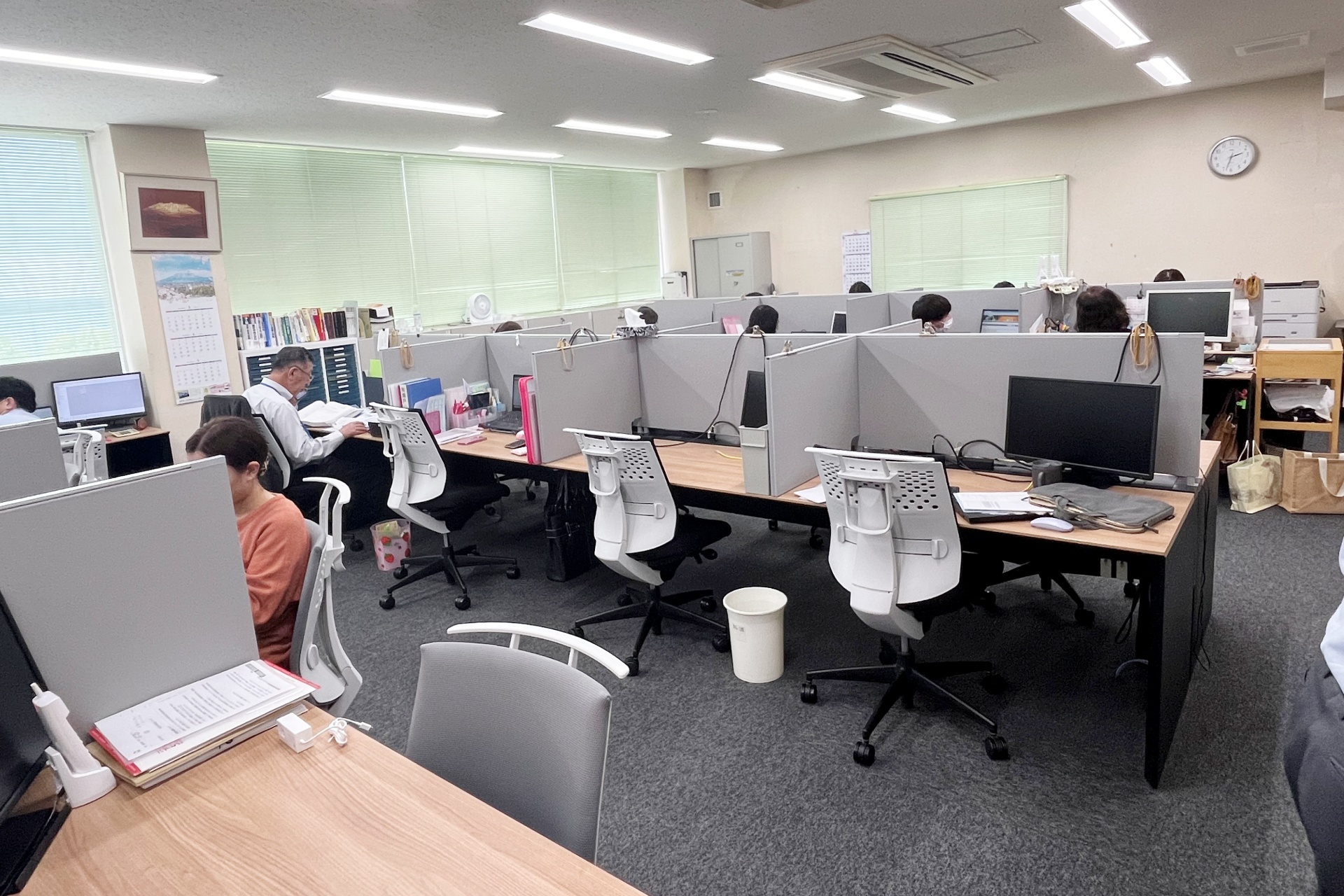 フリーアドレスだから気分で席を変えたり、先輩の近くで仕事が可能