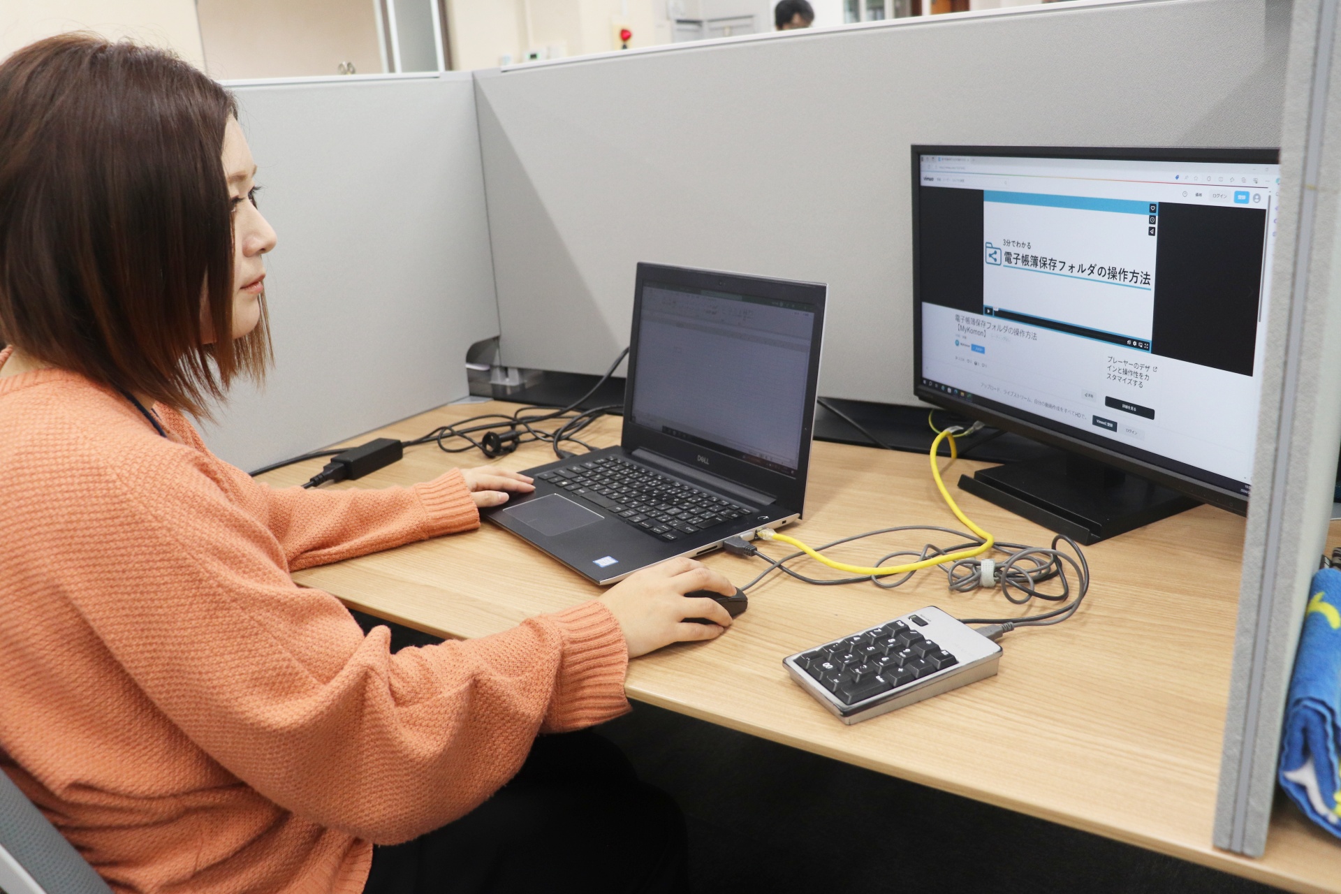 デュアルモニターで仕事の効率アップ